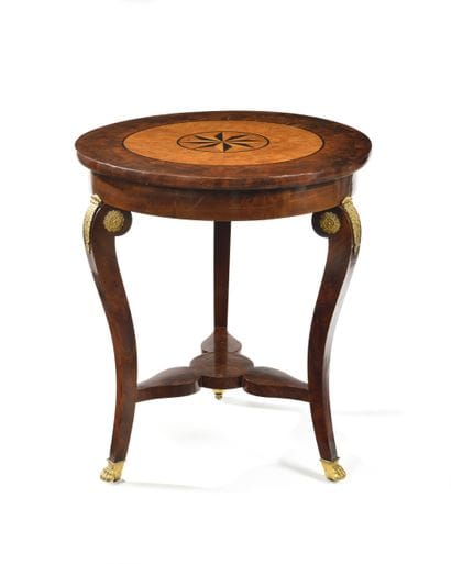 Table circulaire en acajou et marqueterie,
le...