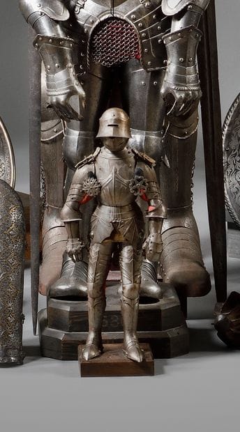 Armure miniature
en pied de style allemand.
Salade...