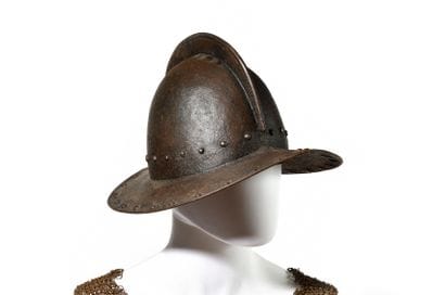 Chapeau d’armes.
Bombe à crête en fer forgé...