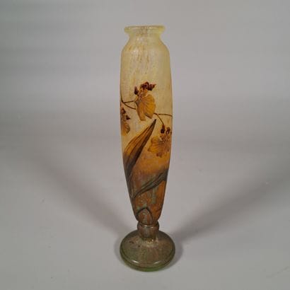 DAUM FRANCE
Spindle-shaped vase on a pedestal...