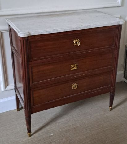 SCRIBAN COMMODE in mahogany veneer opening...