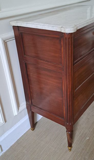 SCRIBAN COMMODE in mahogany veneer opening...