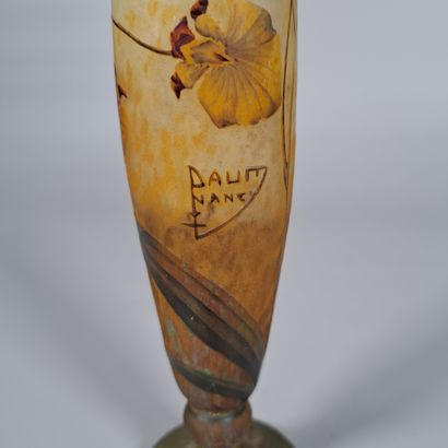 DAUM FRANCE
Spindle-shaped vase on a pedestal...