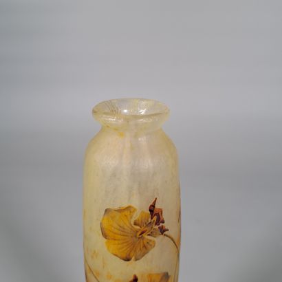 DAUM FRANCE
Spindle-shaped vase on a pedestal...