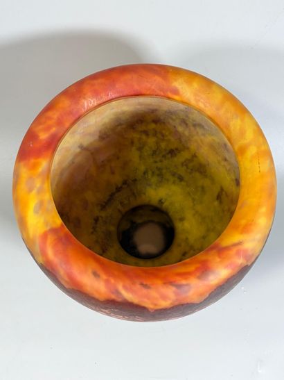 DAUM NANCY
Large multi-layered glass bowl...