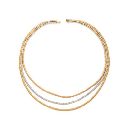 COLLIER
présentant 3 rangs de mailles géométriques...
