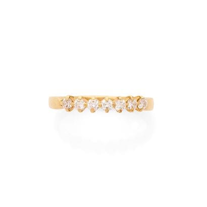 BAGUE 
retenant une ligne de 7 diamants ronds...