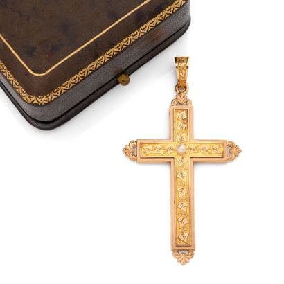CROSS PENDANT
Featuring a chiseled ivy leaf...