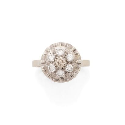RING
Featuring a flower-shaped design set...