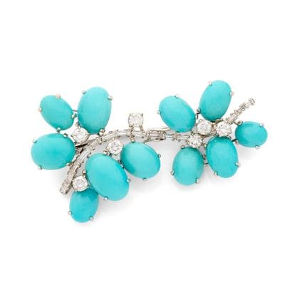 BROCHE
présentant un décor végétal orné de...