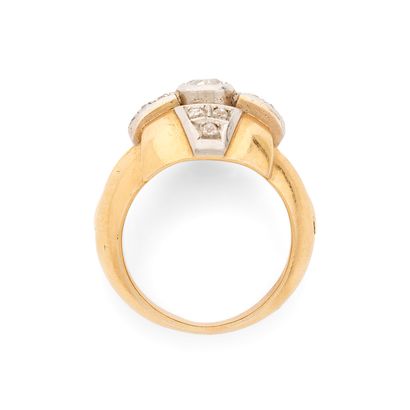 BAGUE DÔME
retenant un diamant taille ancienne...