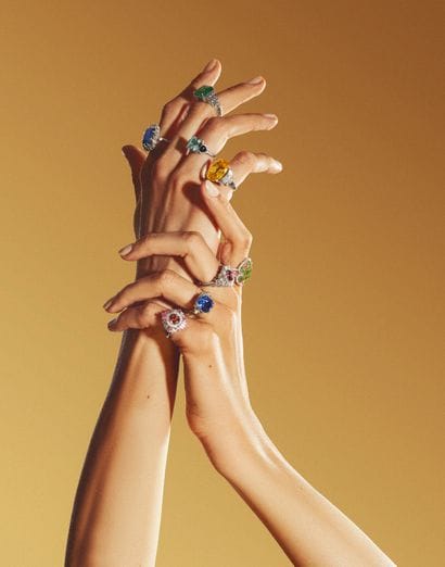BAGUE
retenant une émeraude carrée taille...