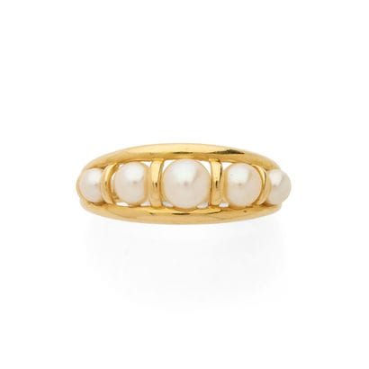 BAGUE 
retenant une ligne de 5 perles blanches...