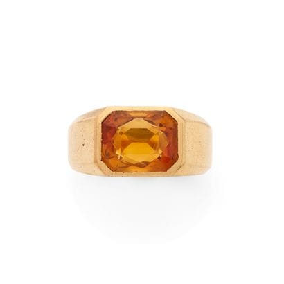 BAGUE
retenant une citrine rectangulaire...