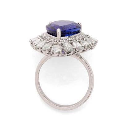 BAGUE
retenant une tanzanite poire de 8 carats...