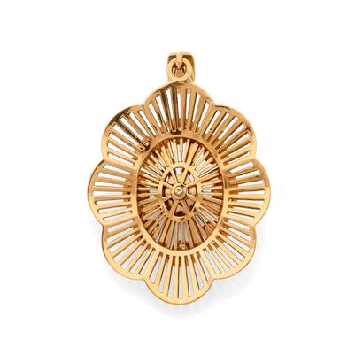 PENDENTIF 
orné d'un motif floral ajouré...