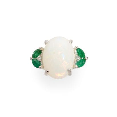 BAGUE 
retenant en son centre une opale ovale...