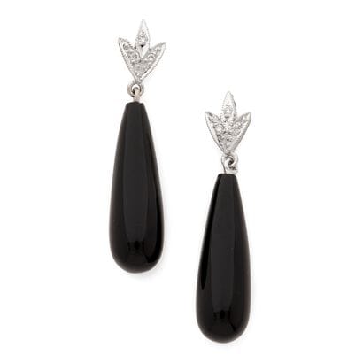 PAIRE DE BOUCLES D'OREILLES 
retenant une...