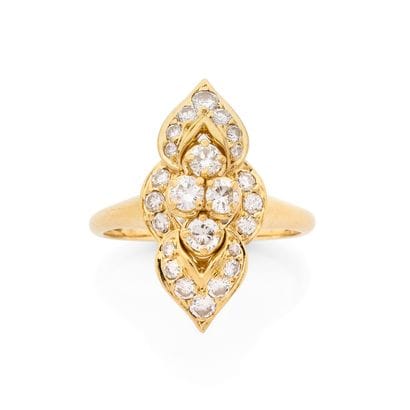 BAGUE
présentant une forme de navette au...
