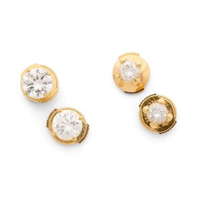ENSEMBLE DE 2 PAIRES DE PUCES D'OREILLES
retenant...
