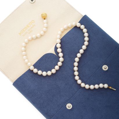 MIKIMOTO
COLLIER 
retenant des perles blanches...