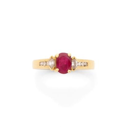 BAGUE
retenant un rubis ovale épaulé de 2...