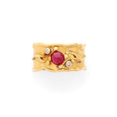 BAGUE BANDEAU
de forme irrégulière ornée...