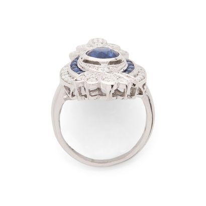 BAGUE 
de forme ovale retenant en son centre...