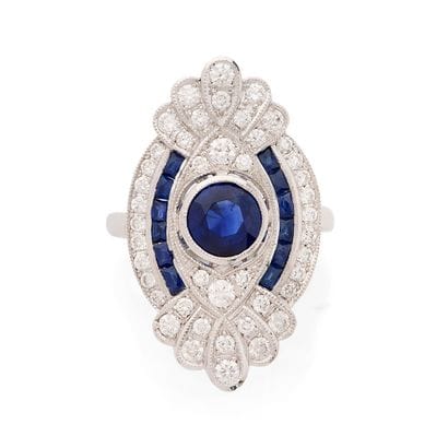 BAGUE 
de forme ovale retenant en son centre...