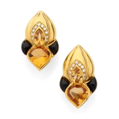 PAIRE DE BOUCLES D'OREILLES
présentant une...