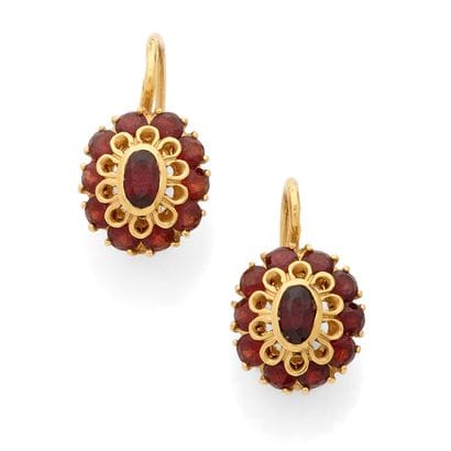 PAIR OF DORMEUSE EARRINGS
Featuring a daisy...
