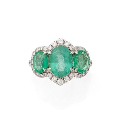 BAGUE 
retenant 3 émeraudes ovales dans un...