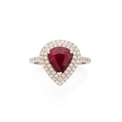 BAGUE
retenant 1 rubis poire de 2.51 carats...