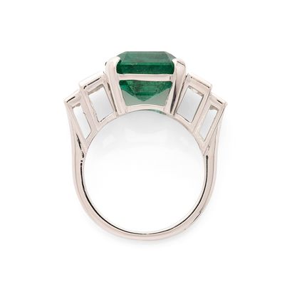 BAGUE
retenant une émeraude taille émeraude...