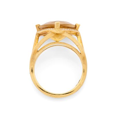 BAGUE
retenant une citrine triangulaire dans...