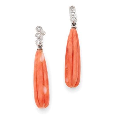 PAIRE DE BOUCLES D'OREILLES TRANSFORMABLES
présentant...