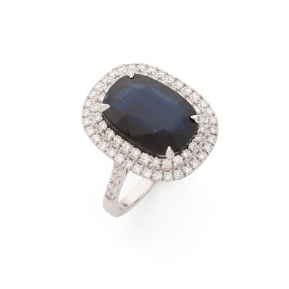 BAGUE
retenant, en son centre, 1 saphir coussin...