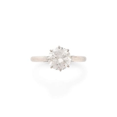 SOLITAIRE
retenant un diamant rond taille...