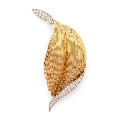 BROCHE
présentant un motif végétal au décor...