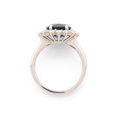 BAGUE
présentant une forme de marguerite...