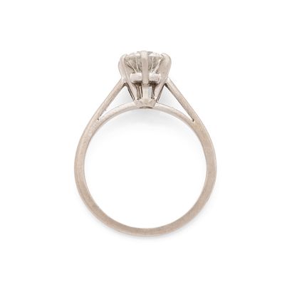 SOLITAIRE
retenant un diamant rond taille...