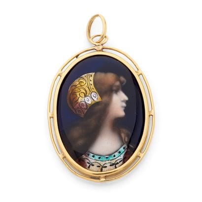 LESPOUS
MEDALLION
Featuring an enameled profile...
