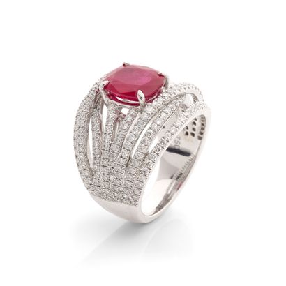 BAGUE
retenant un rubis coussin rectangulaire...