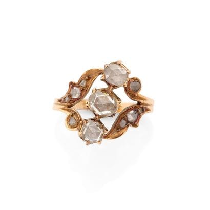 19TH CENTURY
RING
Featuring a row of 3 rose-cut...