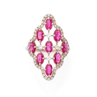 BAGUE 
présentant une forme de navette ajourée...