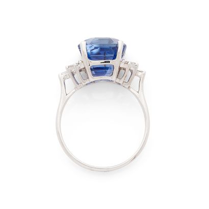 BAGUE 
retenant en son centre un saphir taille...