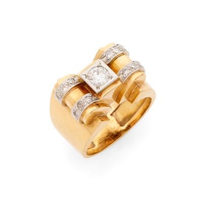 BAGUE TANK
retenant en son centre un diamant...