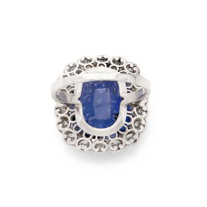 BAGUE POMPADOUR
retenant un saphir coussin...