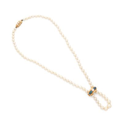 COLLIER 
composé d'une suite de perles blanches...