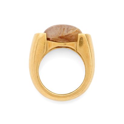 BAGUE
retenant un cabochon ovale de quartz...